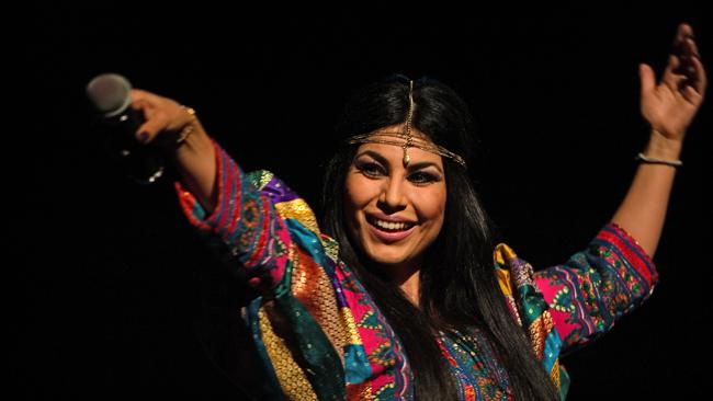 Αφγανιστάν:Η «Κιμ Καρντάσιαν» της χώρας αψήφησε τις απειλές για τη ζωή της και παραχώρησε συναυλία (φωτό,βίντεο)