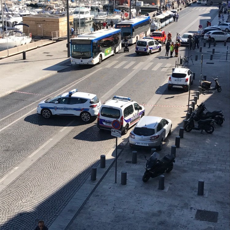 Γαλλία: Αυτοκίνητο έπεσε σε στάσεις λεωφορείων στην Μασσαλία – 1 νεκρός (φωτό, βίντεο) (upd)