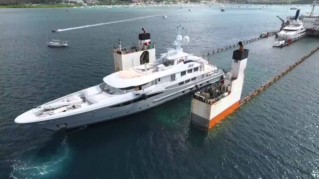 Βίντεο: Δείτε πως γίνεται η μεταφορά πολυτελών σκαφών στη θάλασσα