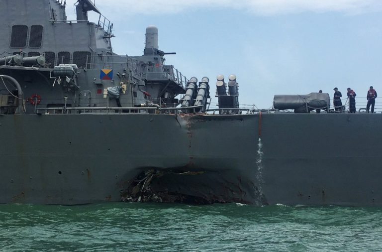 Στο φως οι πρώτες εικόνες από την σύκγρουση του USS «John S McCain» με δεξαμενόπλοιο στην Σιγκαπούρη (φωτό)