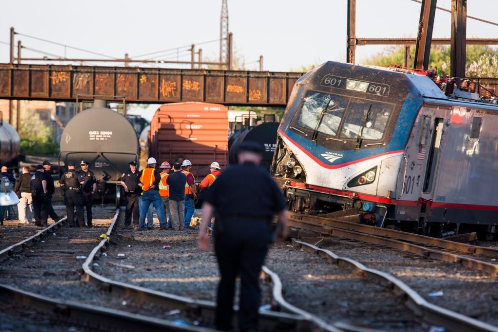 ΗΠΑ: 33 τραυματίες από σύγκρουση τρένων υψηλής ταχύτητας στην Φιλαδέλφεια