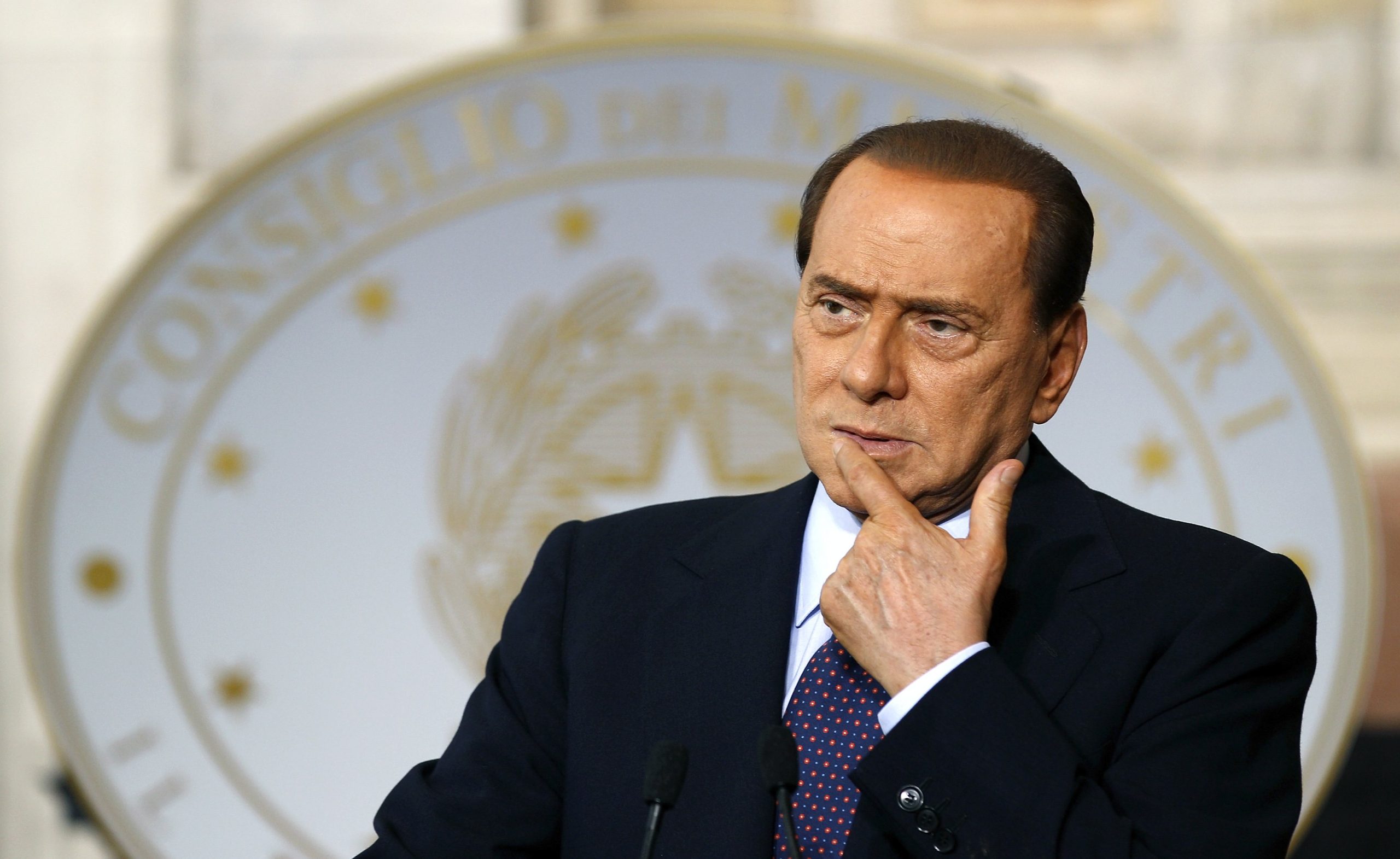 Ο Μπερλουσκόνι επανέρχεται στο προσκήνιο και προτείνει παράλληλο νόμισμα για την Ιταλία