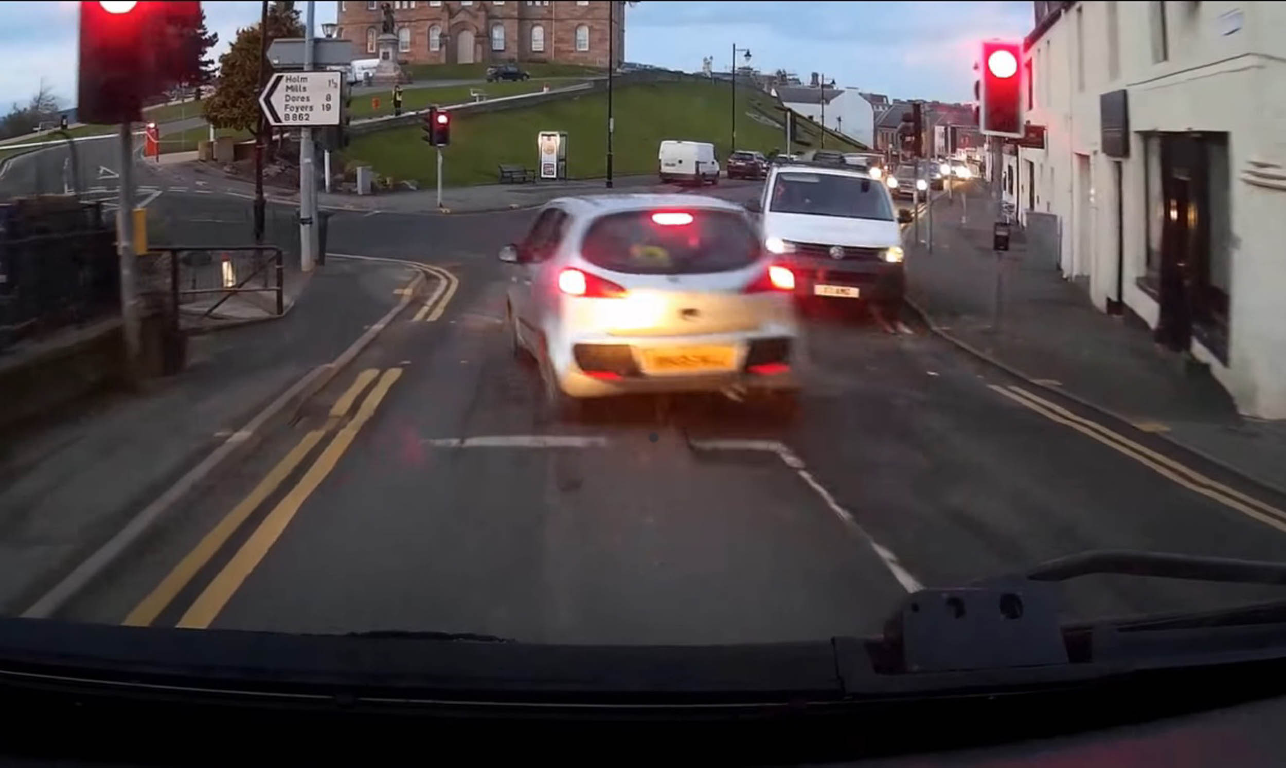 Βίντεο: Πεζός παραλίγο να πέσει πάνω σε αυτοκίνητο εκτός ελέγχου
