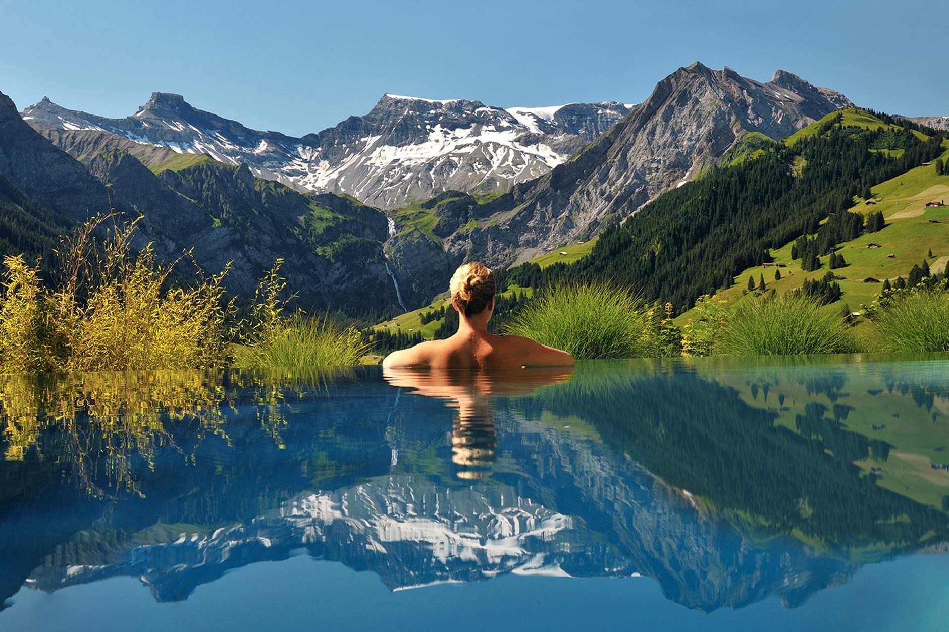 Βίντεο: Η πισίνα ενός ξενοδοχείου στην Ελβετία δεν υπάρχει!