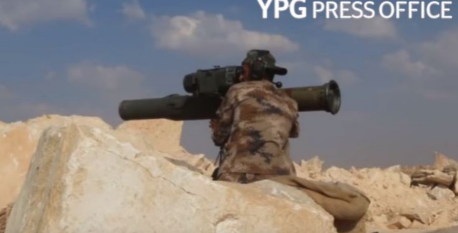 Βίντεο: Κούρδος μαχητής του YPG διαλύει τουρκικό όχημα με αντιαρματικό όπλο!
