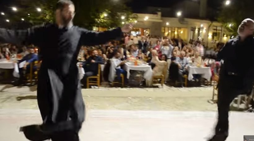 Έβρος: Ιερέας βρέθηκε σε κρητικό γλέντι και τους ξεσήκωσε όλους με το χορό του (βίντεο)