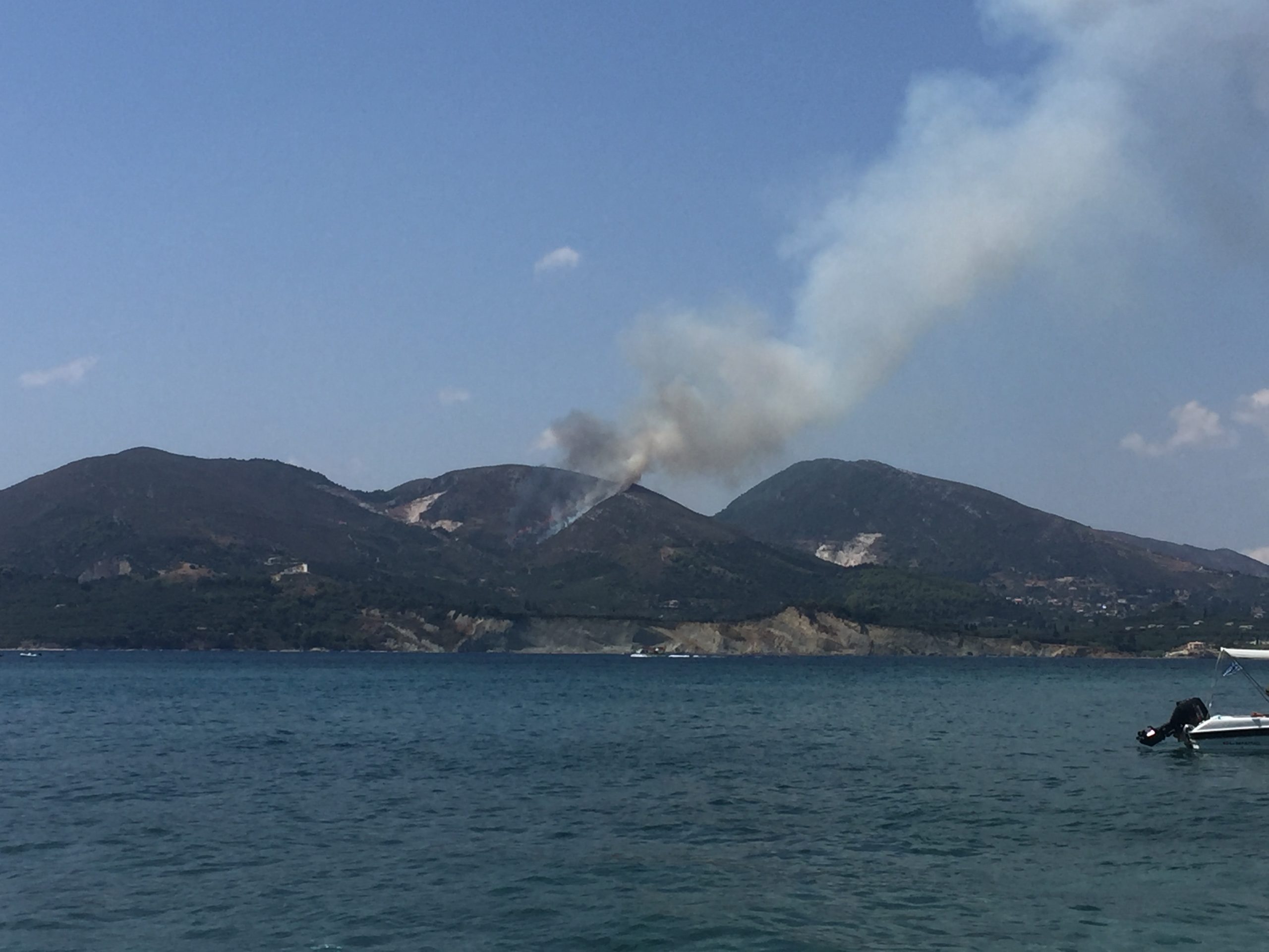 Ζάκυνθος: Νέα πυρκαγιά κοντά στο χωριό Λιθακιά (φωτό)