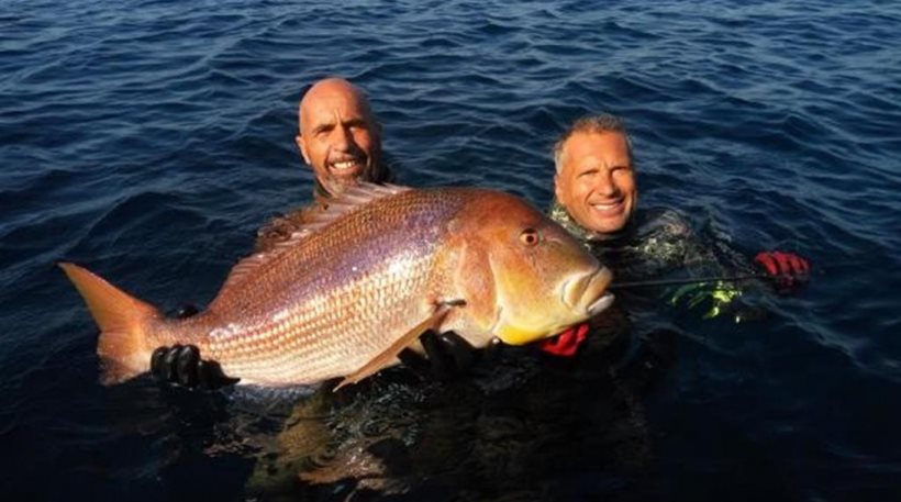 Παγκόσμιο ρεκόρ Έλληνα υποβρύχιου κυνηγού που κτύπησε συναγρίδα… 11 κιλών! (φωτό)
