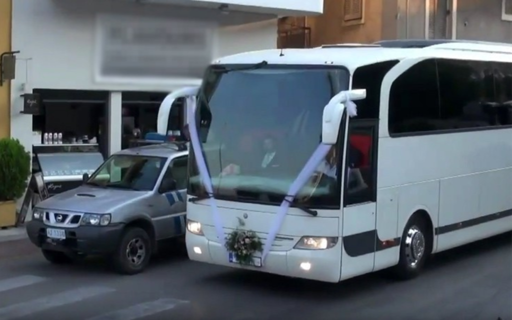 Ναύπακτος: Γαμπρός πήγε στην εκκλησία με 19 λεωφορεία (βίντεο)
