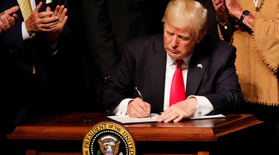 Ντ. Τραμπ σε γερουσιαστές: «Η ψηφίζετε το τείχος στο Μεξικό ή «κλείνω» την κυβέρνηση» (φωτό, βίντεο)