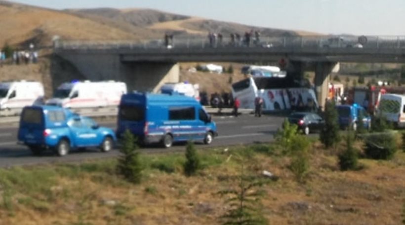 Τουρκία: Λεωφορείο έπεσε σε στύλο γέφυρας – Πέντε νεκροί και πολλοί τραυματίες (φωτό, βίντεο)