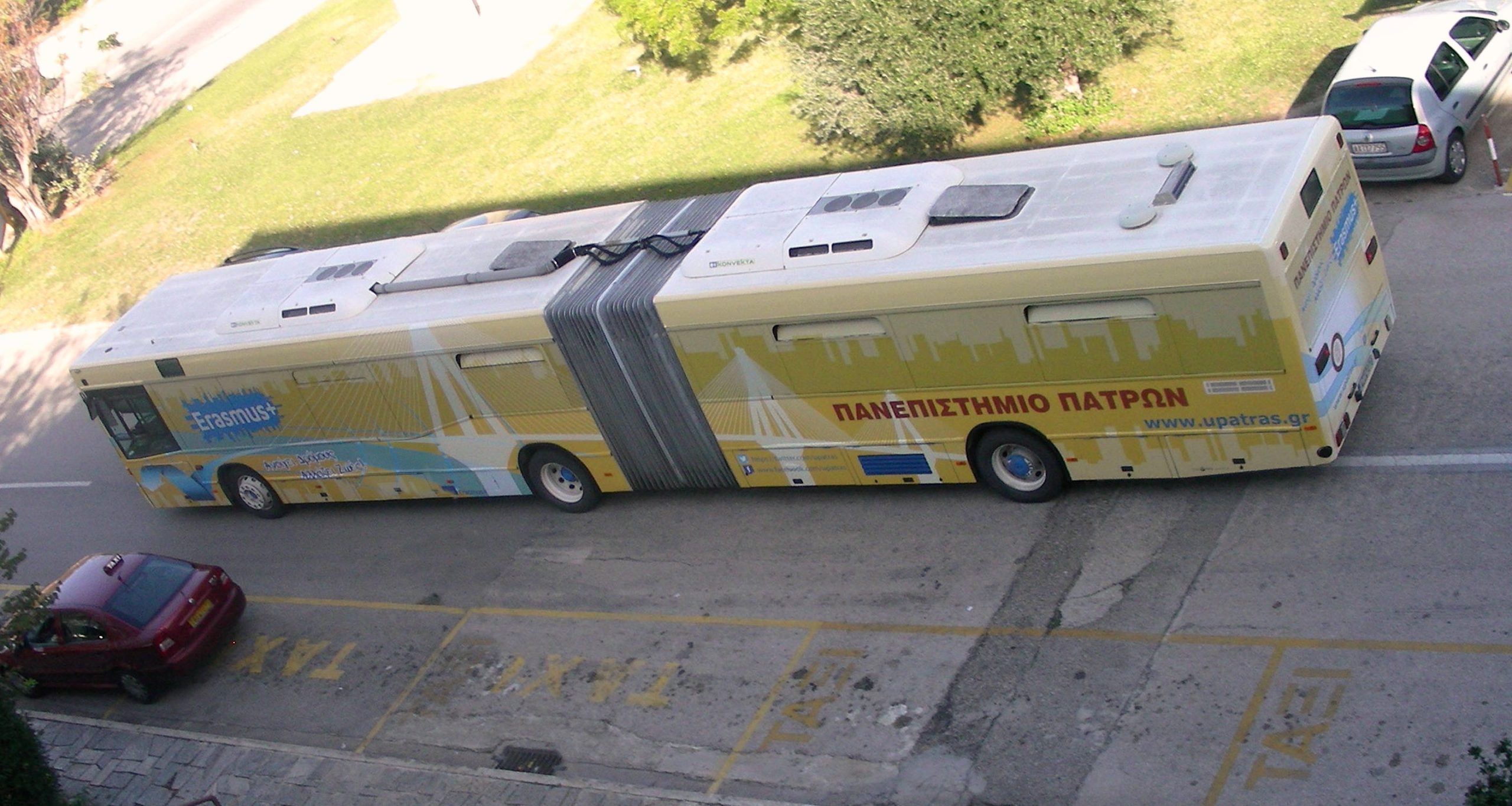 Πάτρα: Καλεσμένοι σε γάμο πήραν το λεωφορείο και κατέβηκαν …χορεύοντας (φωτό)