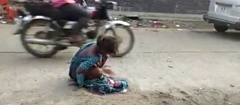 Ινδία: Συγκλονίζει το βίντεο με 17χρονη που γεννά στο δρόμο – Δεν τη δέχτηκαν στο νοσοκομείο (βίντεο)