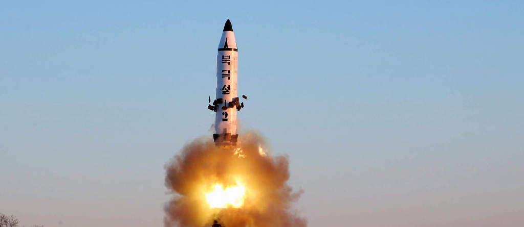 Η Βόρειος Κορέα εκτόξευσε τρεις νέους βαλλιστικούς πυραύλους αδιαφορώντας για την αντίδραση των ΗΠΑ