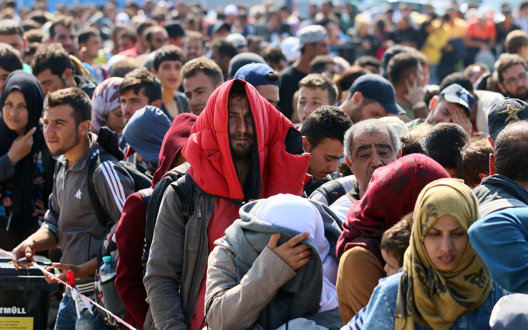 Guardian: Η Ευρώπη στέλνει πρόσφυγες πίσω στην Ελλάδα