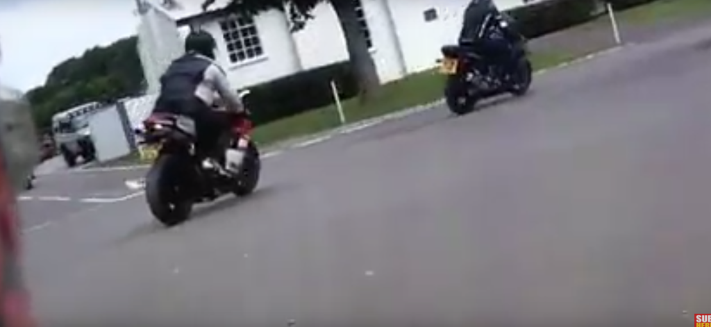 Η τραγική στιγμή που μοτοσικλετιστής χάνει τη ζωή του ενώ κάνει σούζα (βίντεο)