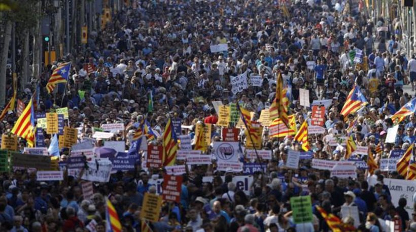 Βαρκελώνη: Χιλιάδες διαδηλωτές κατά των Ισλαμιστών και της τρομοκρατίας – Παρόν και ο βασιλιάς Φίλιππος! (φωτό, βίντεο)