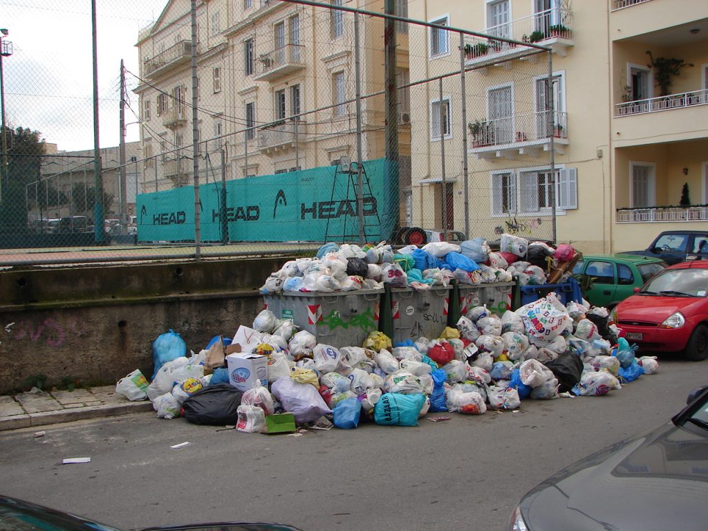Πλημμύρισε από σκουπίδια η Κέρκυρα – Τι λέει ο Δήμος (φωτό)