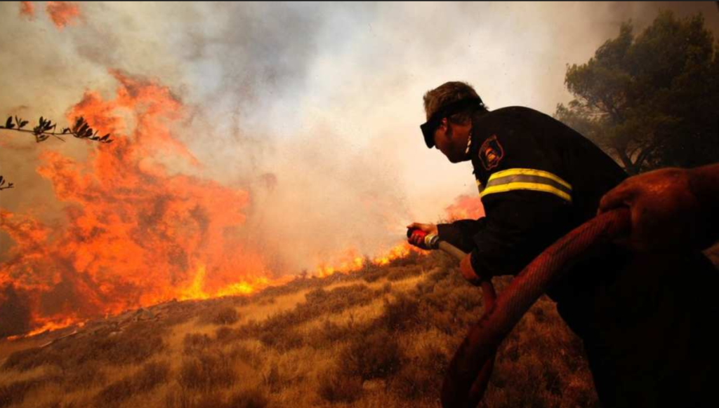 Μεγάλη φωτιά στο Θέρμο Αγρινίου – Κινδυνεύουν οι οικισμοί