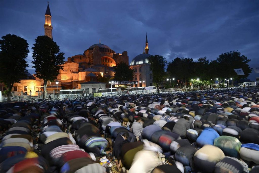 Προκλητικές δηλώσεις Υπουργού του Ρ.Τ. Ερντογάν για Αγιά Σοφιά: «Δικαίωμά μας να την κάνουμε τζαμί!» (φωτό, βίντεο)