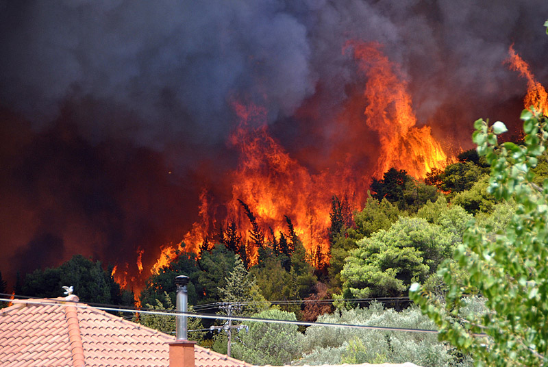 Ζάκυνθος: Ολονύχτια μάχη με τις φλόγες – Έρευνες της Πυροσβεστικής για τους εμπρηστές (φωτό, βίντεο)