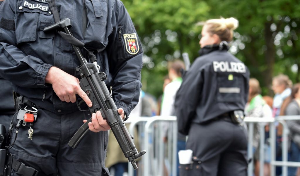 Γερμανία: Επιδρομές της αστυνομίας σε σπίτια υπόπτων για δράση εναντίον αριστερών και προσφύγων