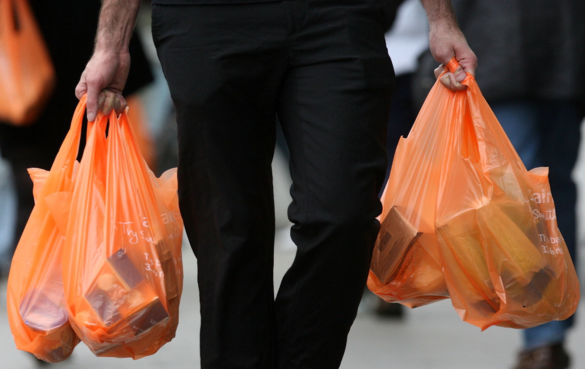 Ένας στους 10 θα συνεχίσει να χρησιμοποιεί πλαστική σακούλα μετά την επιβολή τέλους από τον Γενάρη του 2018