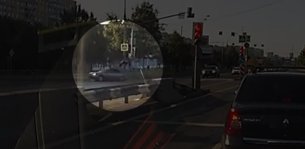 Ρωσία: Αμάξι πετάει στον αέρα μάνα και την 10χρονη κόρη της καθώς περνούσαν το δρόμο (βίντεο)