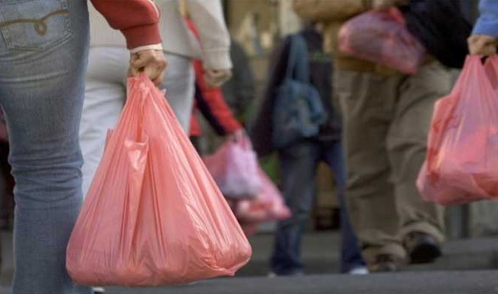 Έρευνα: Μόνο ένας στους 10 καταναλωτές θα χρησιμοποιεί πλαστική σακούλα