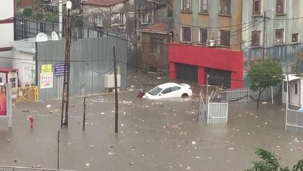 Ισχυρή βροχόπτωση στην Κωνσταντινούπολη – Σηκώθηκαν καρέκλες στον αέρα (φωτό, βίντεο)