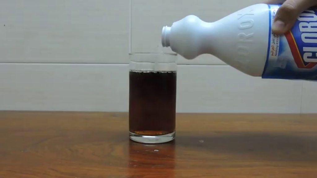 Βίντεο: Ρίχνει χλωρίνη στην κόκα κόλα και δε φαντάζεστε τι γίνεται!