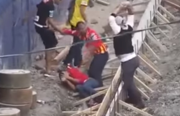 Κόστα Ρίκα: Χούλιγκαν ρίχνει πέτρα σε κεφάλι οπαδού (σκληρό βίντεο)