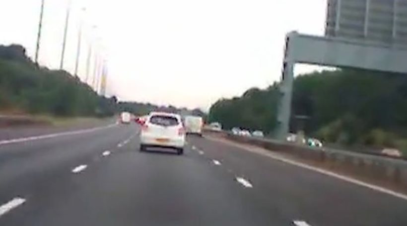 Η σπαρακτική κραυγή μίας 8χρονης όταν φορτηγό πέφτει πάνω στο αυτοκίνητο του μπαμπά της (βίντεο)