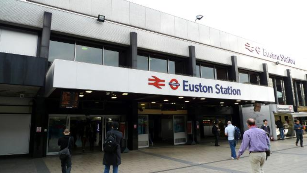 Εκκενώθηκε σιδηροδρομικός σταθμός στο Λονδίνο λόγω πακέτου με καπνούς (φωτό,βίντεο)