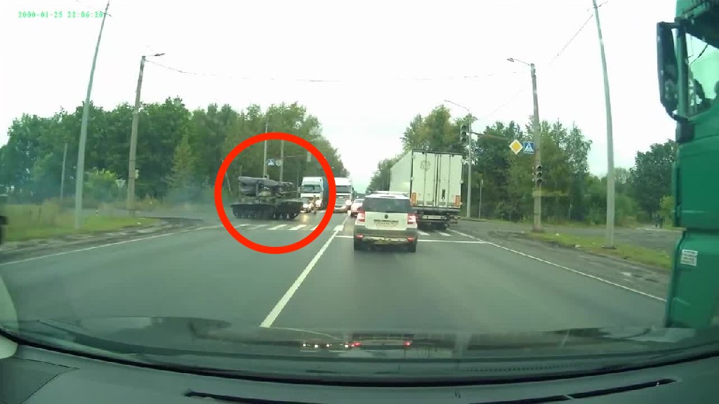 Ρωσία: Άρμα μάχης ντριφτάρει και «στραπατσάρει» αυτοκίνητο! (βίντεο)