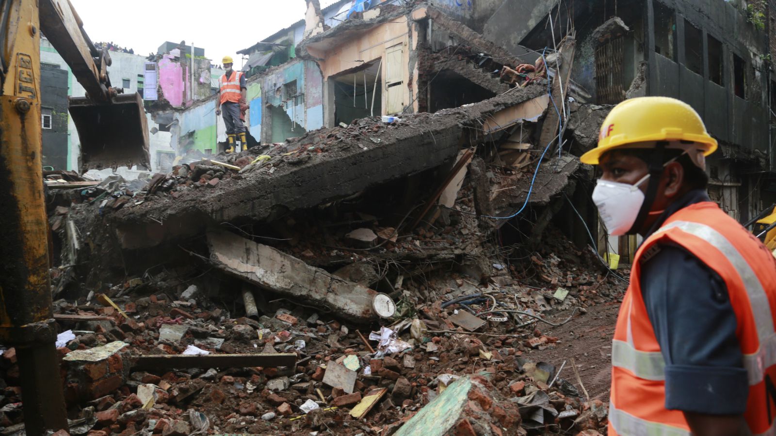 Κατέρρευσε τετραώροφο κτίριο στην Ινδία -Τουλάχιστον 18 νεκροί (φωτό, βίντεο)