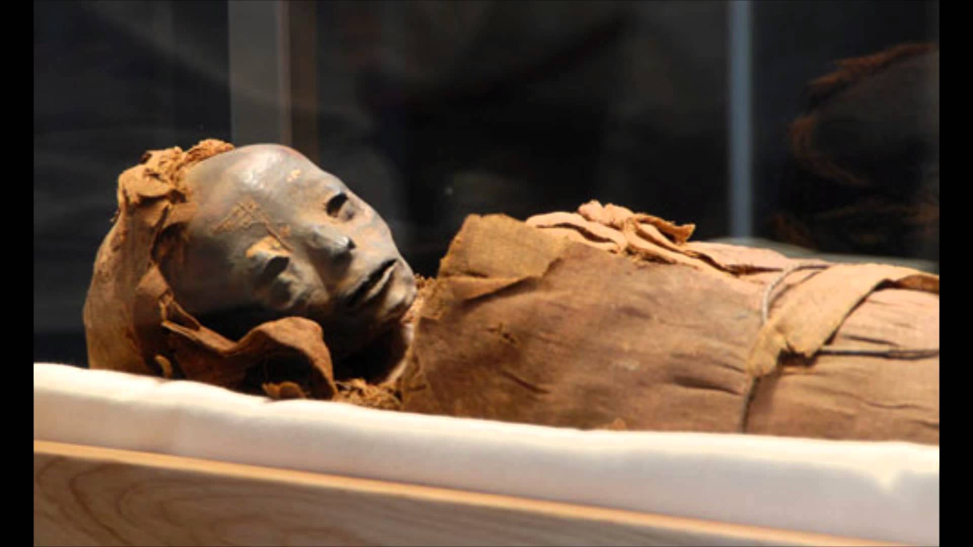 Βίντεο: Μυστηριώδες πλάσμα στην Αίγυπτο θάφτηκε με τιμές Φαραώ