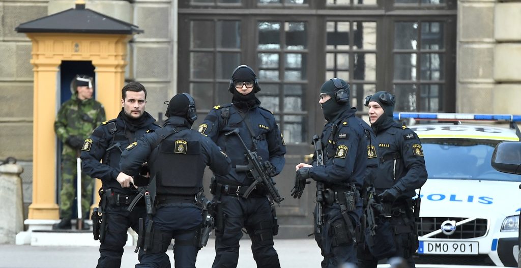 Στοκχόλμη: Άντρας επιτέθηκε με μαχαίρι και τραυμάτισε αστυνομικό- Η τρομοκρατία «στοιχειώνει» την Ευρώπη (φωτό)