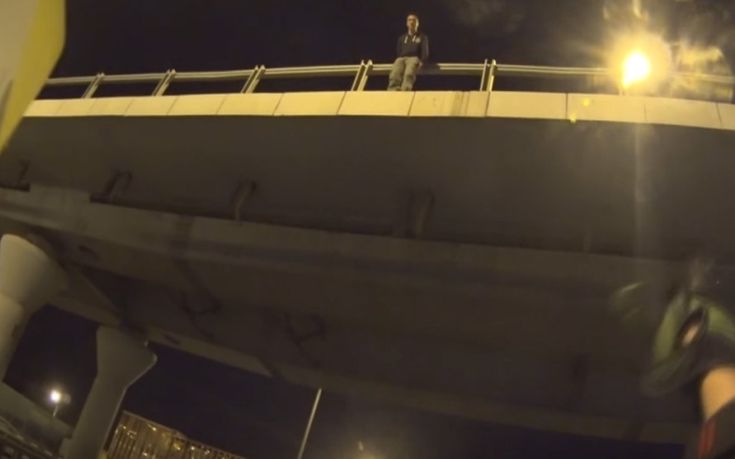 Μόσχα: Μηχανόβιος ρισκάρει τη ζωή του για να σώσει άνδρα από αυτοκτονία (βίντεο)