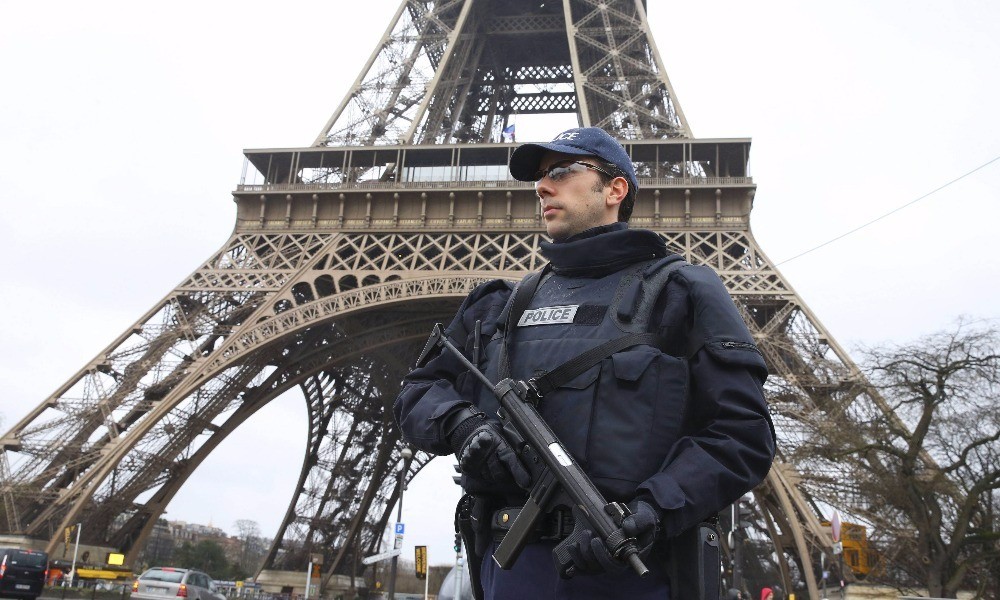 Παρίσι: Εκκενώθηκε ο Πύργος του Άιφελ και ο σταθμός  Gare du Nord λόγω ένοπλου ισλαμιστή (φωτό, βίντεο) (upd)