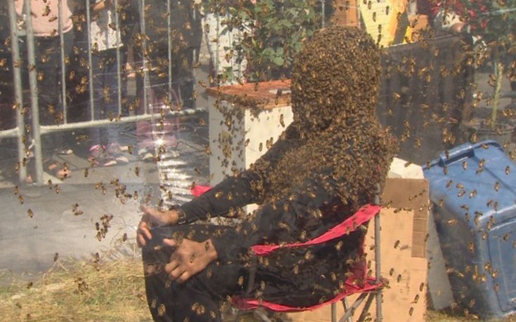 Αυτός ο άνθρωπος απέδειξε ότι δεν φοβάται τις μέλισσες (βίντεο)
