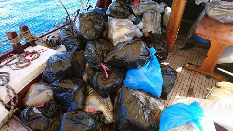 Εκατοντάδες κιλά κάνναβης βρέθηκαν σε ιστιοφόρο στην Νίσυρο (φωτό)