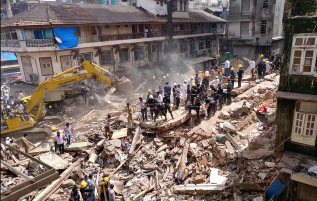 Τουλάχιστον 33 νεκροί από το κτίριο που κατέρρευσε στην Βομβάη (βίντεο)