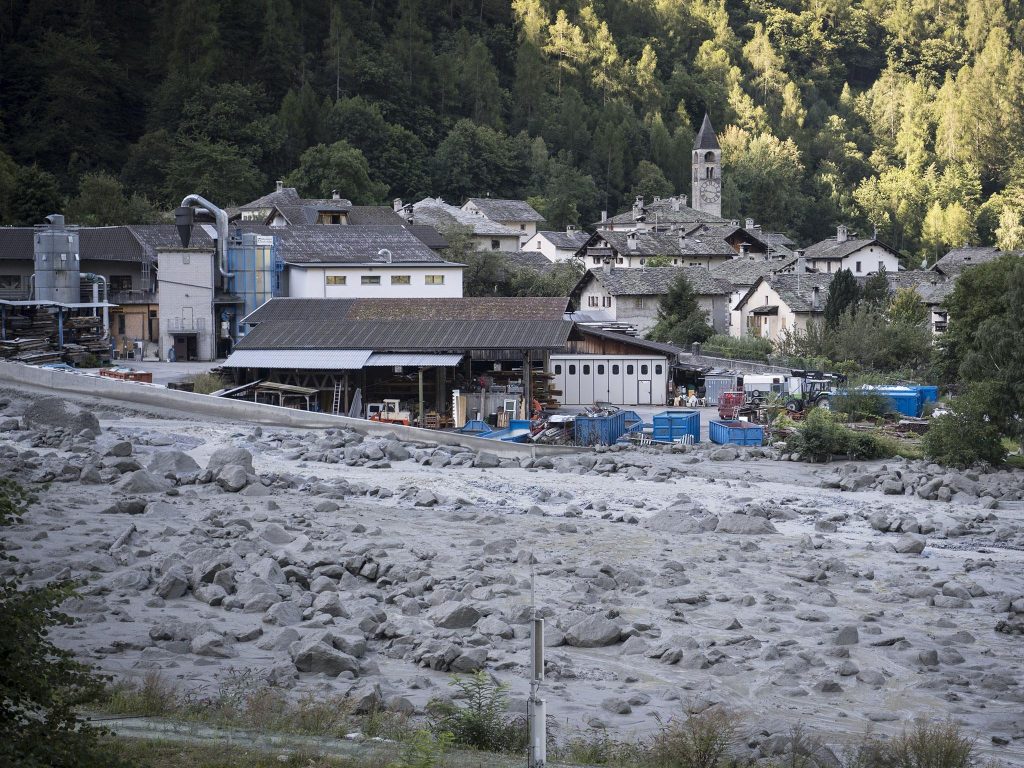 Παγιδευμένοι πεζοπόροι και υλικές ζημιές ο απολογισμός μεγάλης κατολίσθησης στην Ελβετία