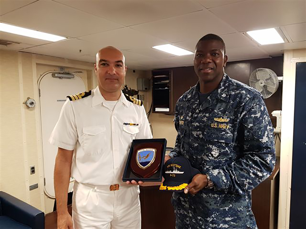 Επίσκεψη κυβερνήτη ΤΠΚ «ΒΟΤΣΗΣ» στο αμερικανικό πλοίο αμφιβίων επιχειρήσεων «USS CARTER HALL» στην Ρόδο (φωτό)