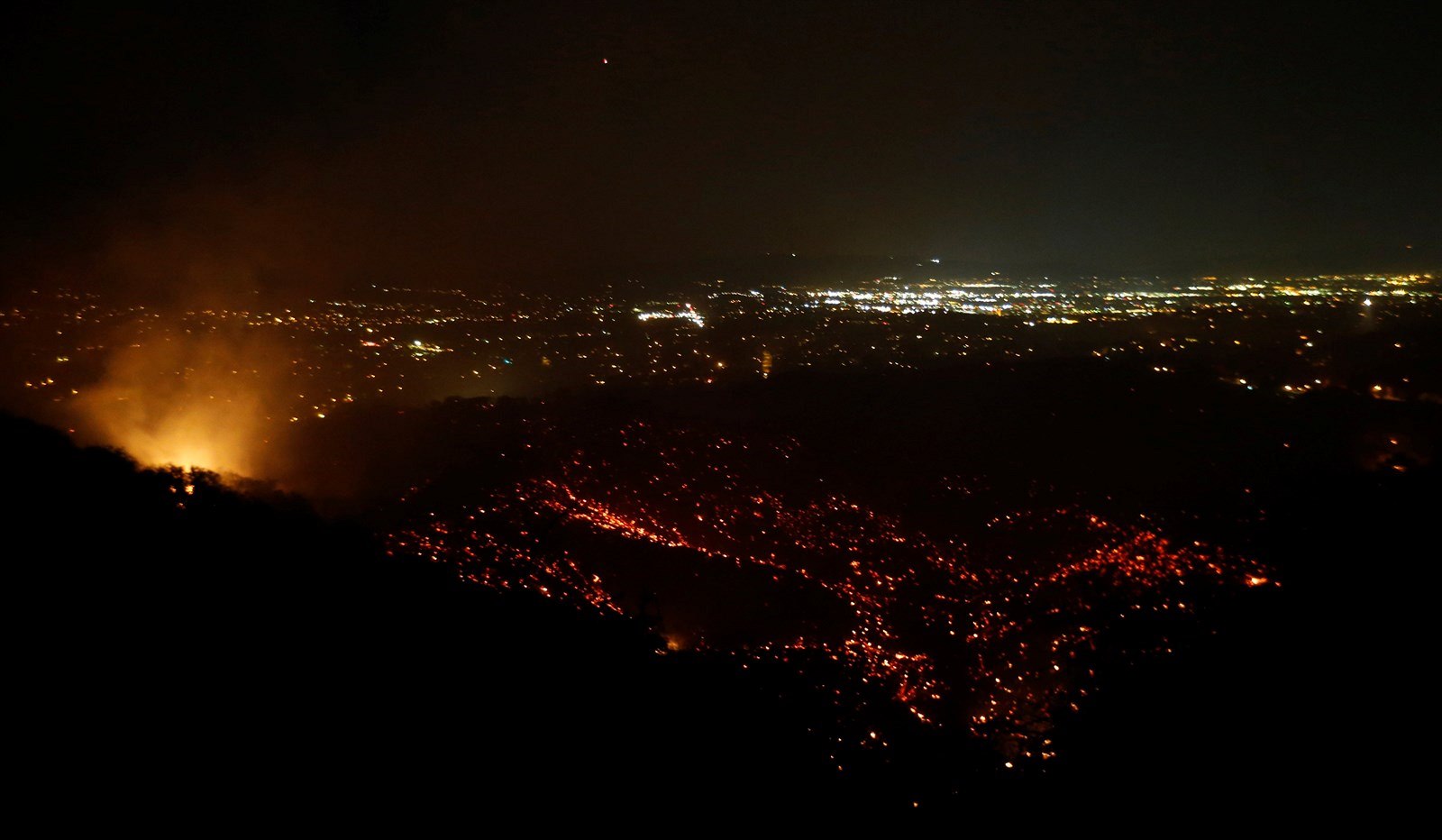Ανεξέλεγκτη πυρκαγιά στο Λος Άντζελες- Εκκενώθηκαν εκατοντάδες κατοικίες (φωτό, βίντεο)