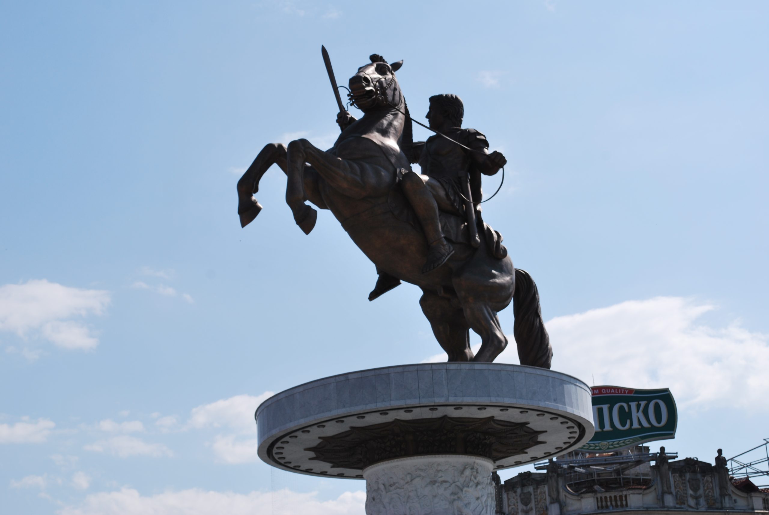 Σκοπιανός δημοσιογράφος: «Να απομακρύνει η κυβέρνηση τα γελοία αγάλματα»