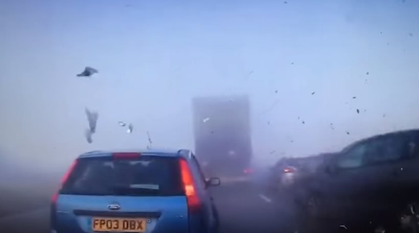 Μοναδικό βίντεο από τρομακτική καραμπόλα οκτώ οχημάτων!