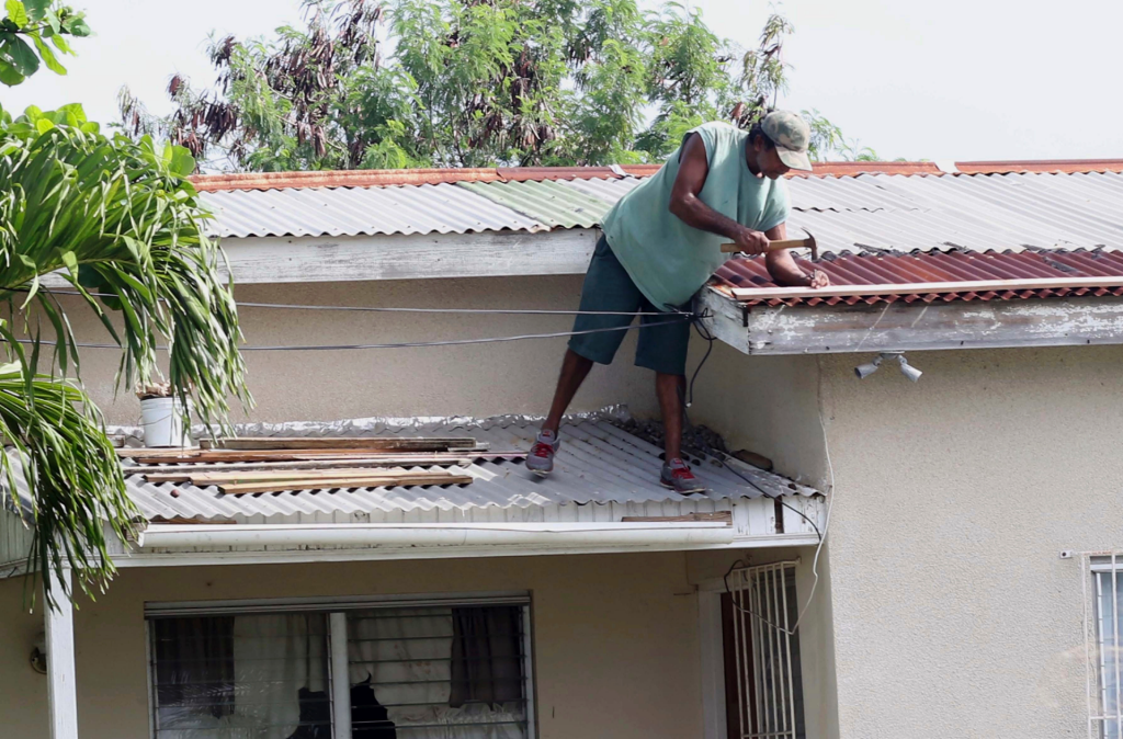 Στο έλεος του τυφώνα Ίρμα η Καραϊβική – Πλημμύρες, μπλακ άουτ και ισοπεδωμένα κτίρια (φωτό, βίντεο)