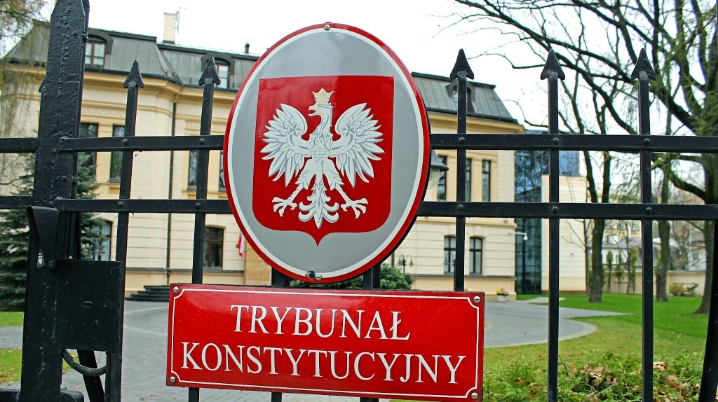 H Κομισιόν οργισμένη για την άρνηση υποταγής της Πολωνίας ζητάει την καταδίκη της από τα κράτη-μέλη της ΕΕ
